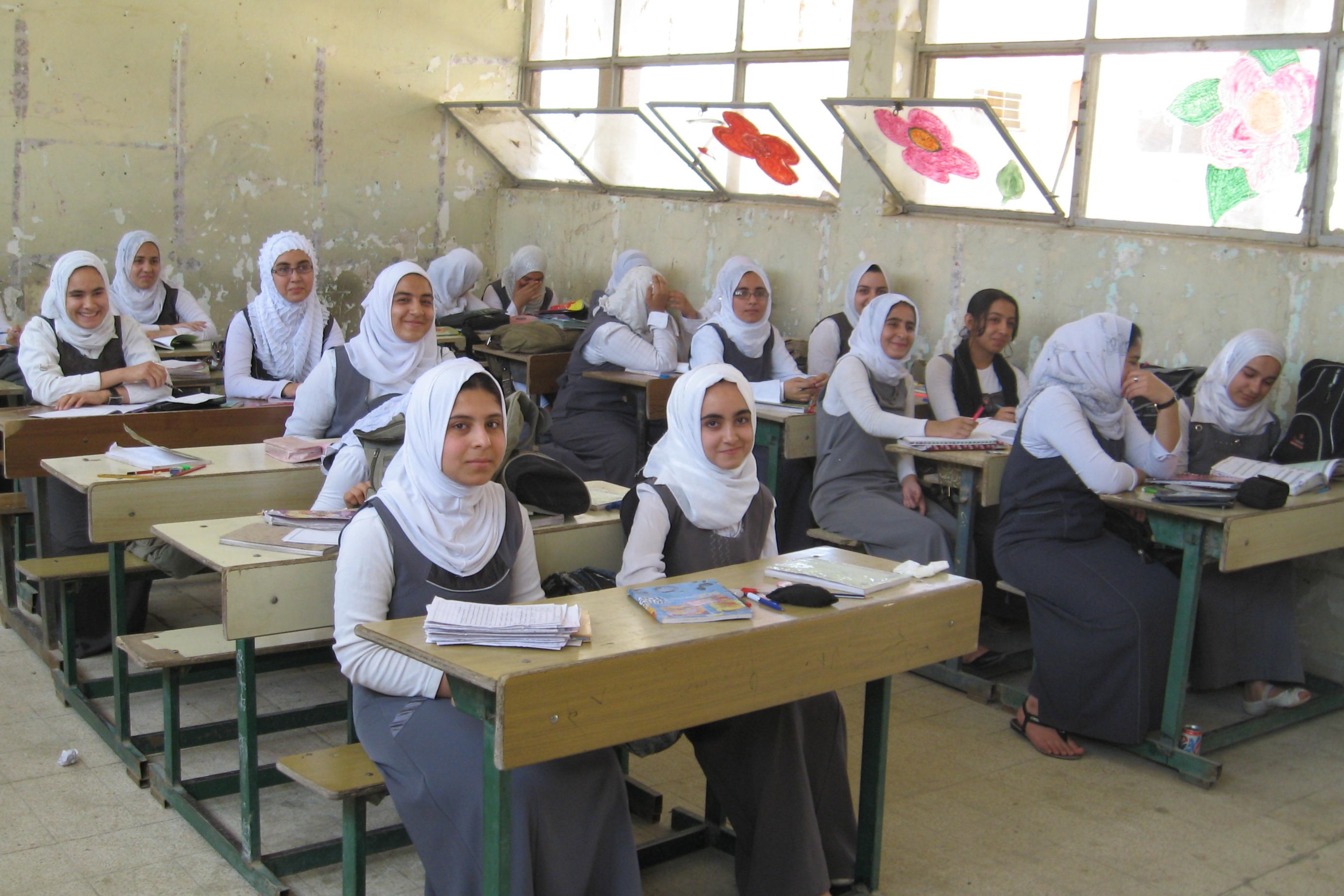 حملة توزيع الحقيبة المدرسية والملابس على الطلبة من كلا الجنسين في العراق