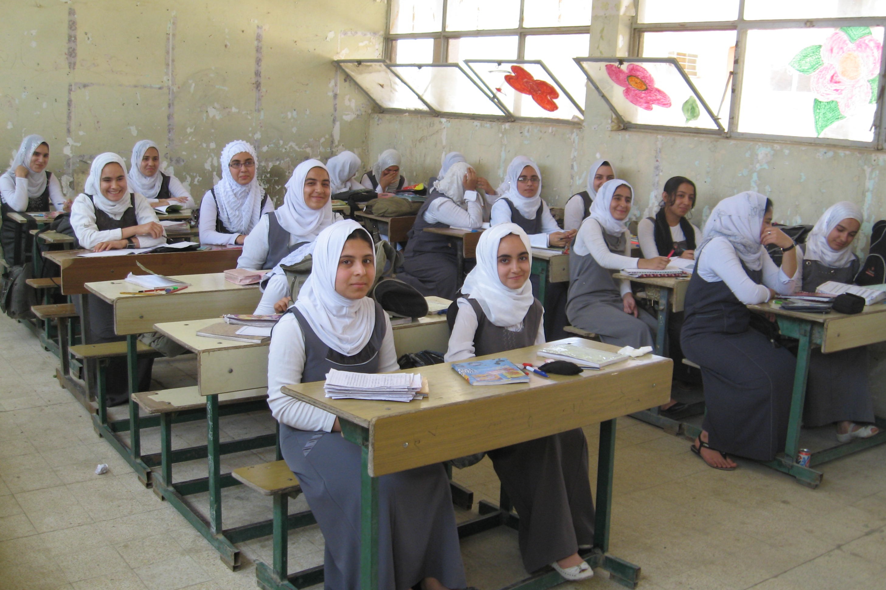 حملة توزيع الحقيبة المدرسية والملابس على الطلبة من كلا الجنسين في العراق